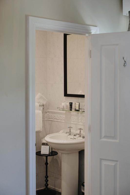 Standard Double Room image 4