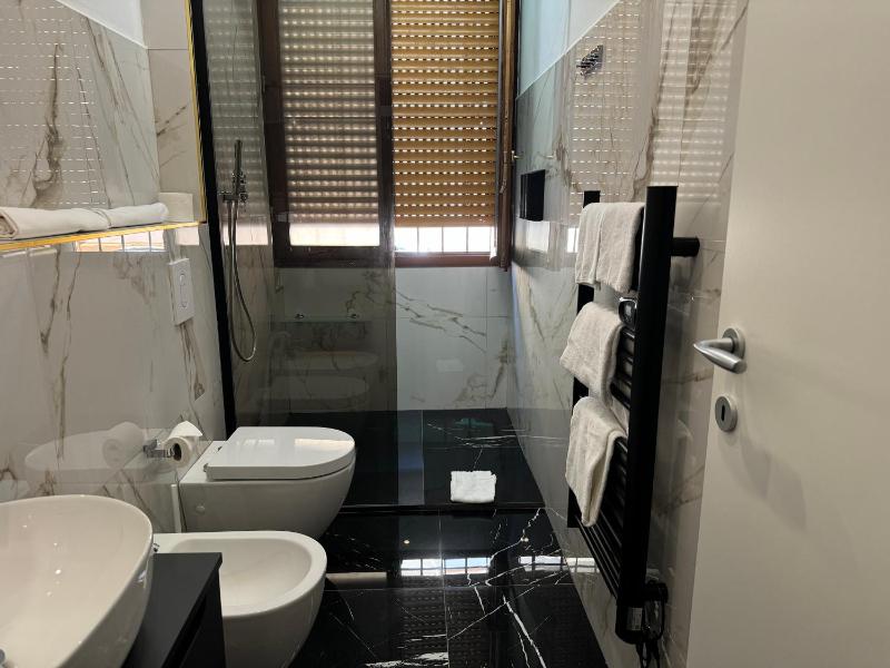 Deluxe Suite with Spa Bath image 4
