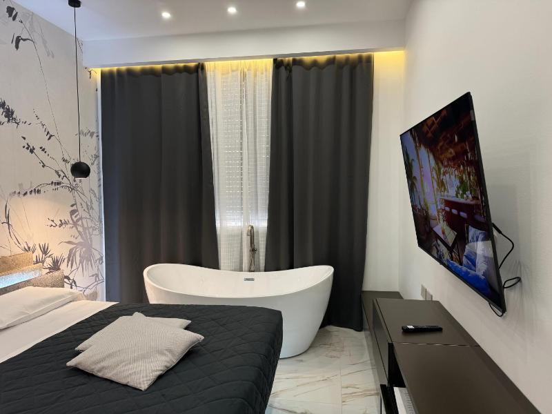 Deluxe Suite with Spa Bath image 3