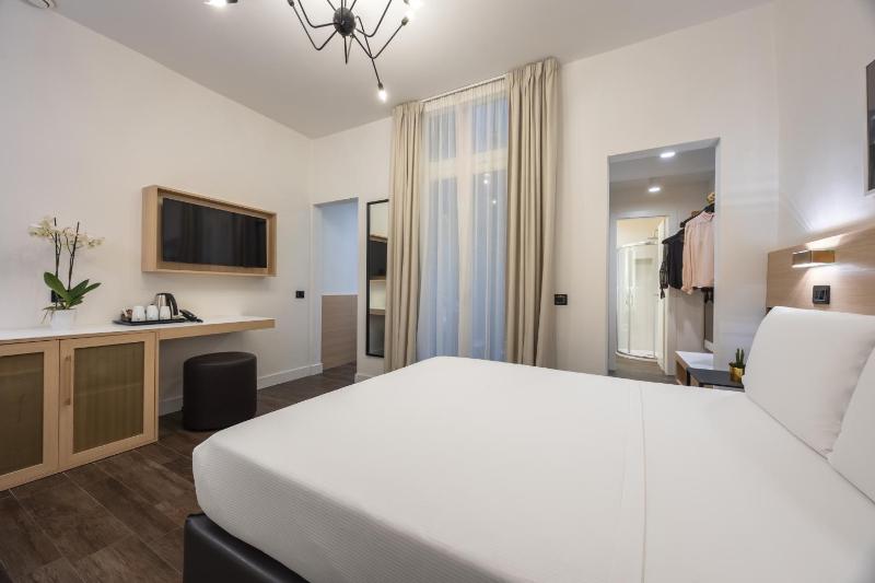 Deluxe Triple Room image 3