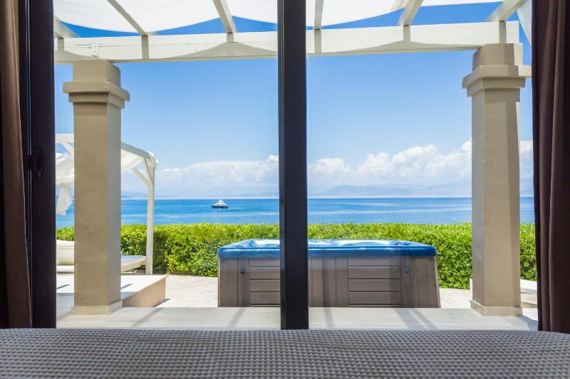 Deluxe Suite Sea View with Hot Tub image 3