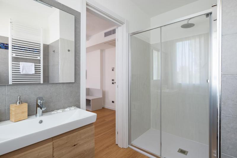Large Double Room image 4