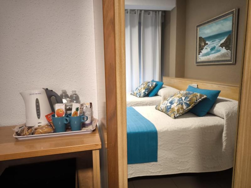 Twin Room with Private Bathroom image 2