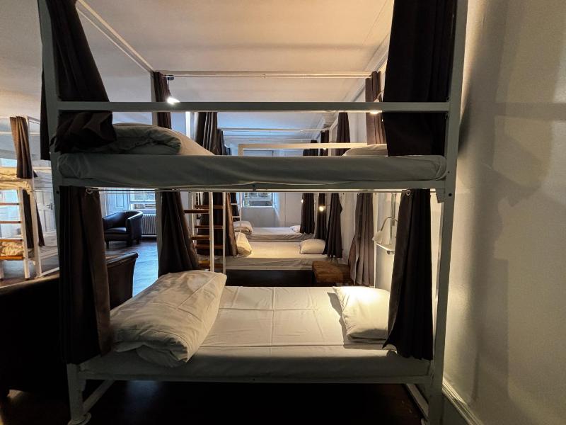 Bed in 10-Bed Mixed Dorm Ensuite image 3