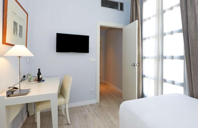 Standard Single Room image 3