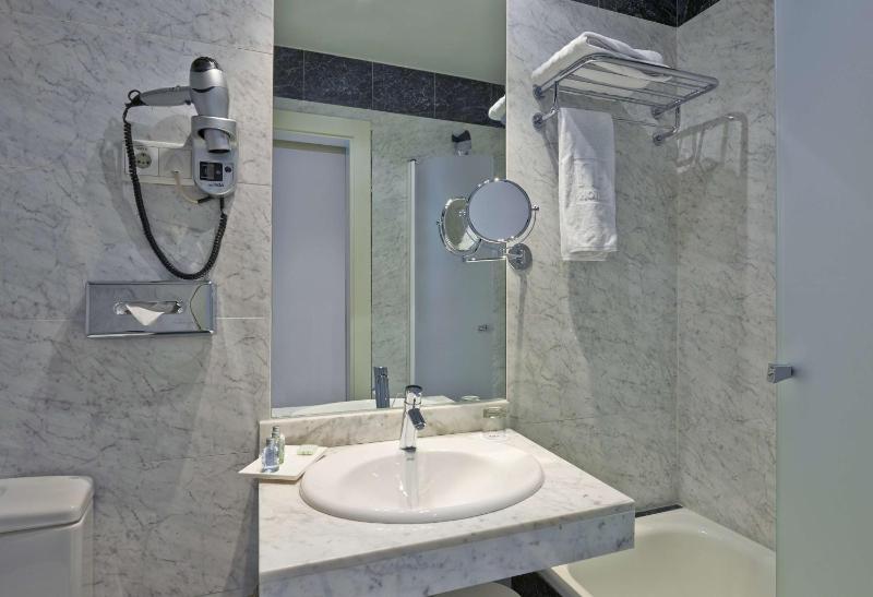 Standard Single Room image 4