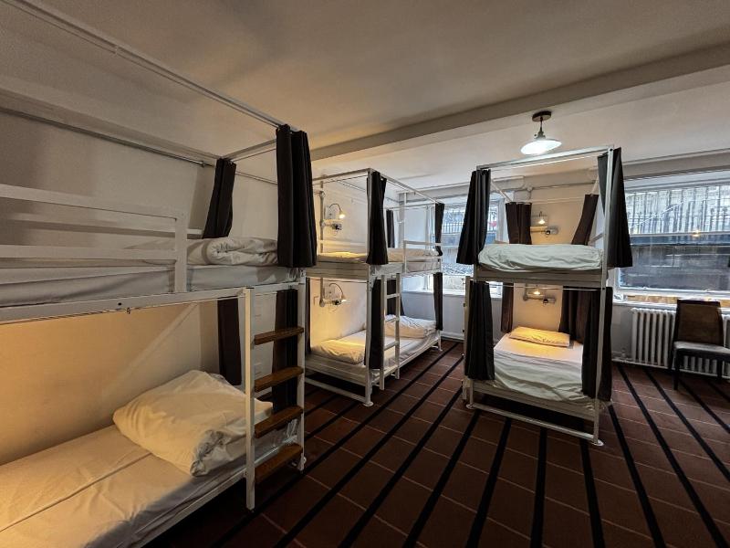 Bed in 8-Bed Mixed Dorm Ensuite image 4