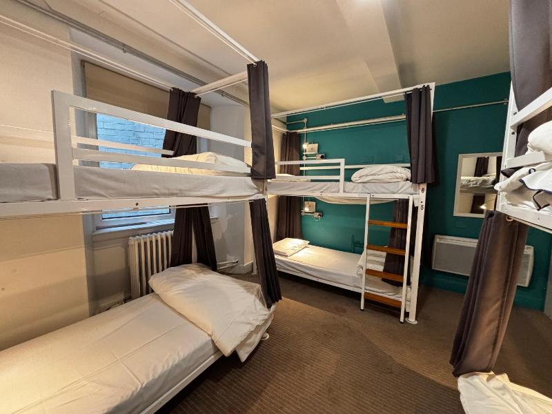 Bed in 6-Bed Mixed Dorm Ensuite image 3