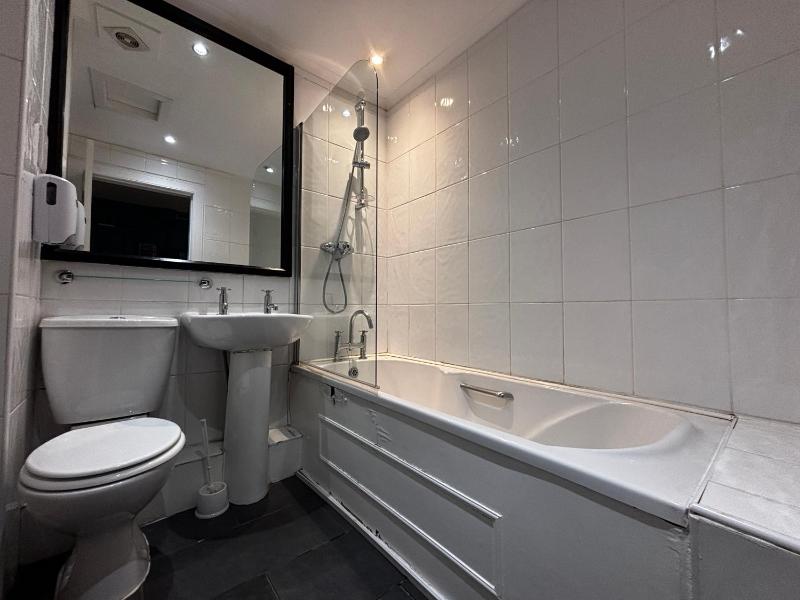 Bed in 6-Bed Female Dorm Ensuite image 4