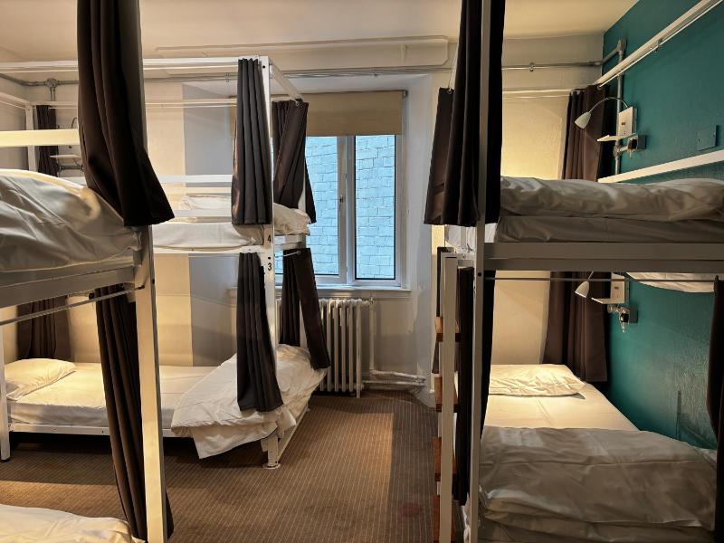 Bed in 6-Bed Mixed Dorm Ensuite image 4