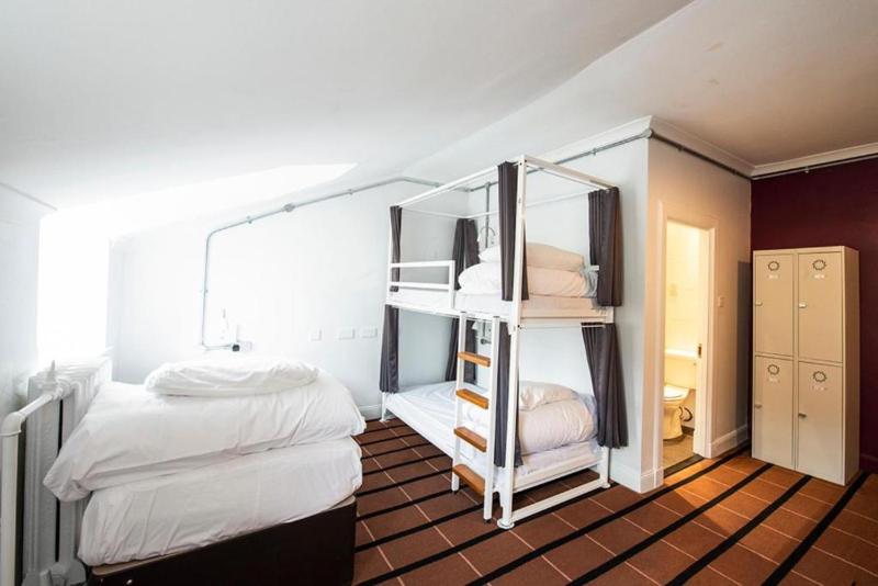 Bed in 5-Bed Mixed Dorm Ensuite image 1