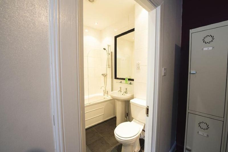 Bed in 5-Bed Mixed Dorm Ensuite image 2