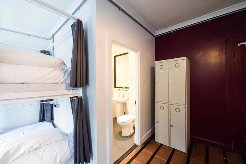Bed in 5-Bed Mixed Dorm Ensuite image 3