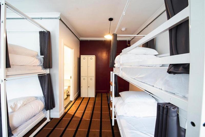 Bed in 5-Bed Mixed Dorm Ensuite image 4