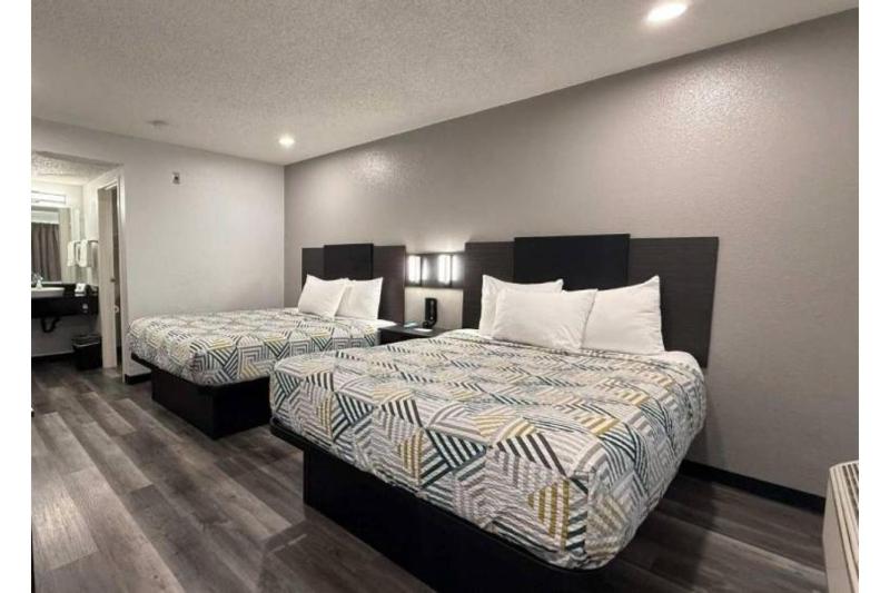 Quadruple Room - Non-Smoking image 2