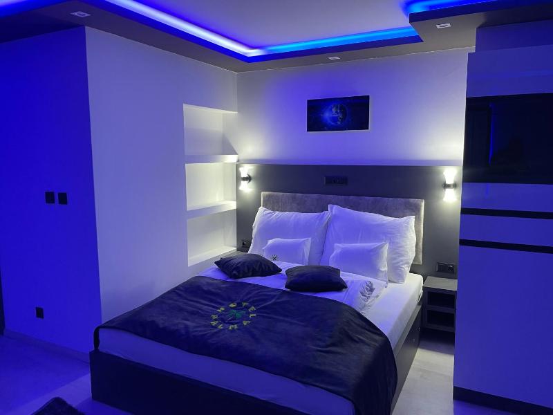 Superior One-Bedroom Apartment image 2