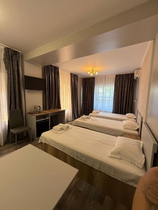 Luxury Triple Room image 2