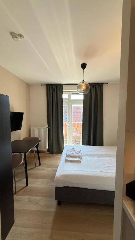 Studio with Balcony image 4