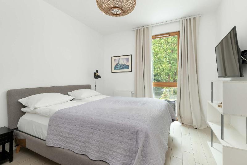 Cosy Apartment Parking & Balcony Close to the Kępa Redłowska by Noclegi Renters - image 29