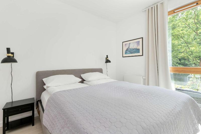Cosy Apartment Parking & Balcony Close to the Kępa Redłowska by Noclegi Renters - image 9