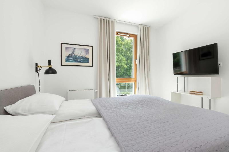 Cosy Apartment Parking & Balcony Close to the Kępa Redłowska by Noclegi Renters - image 4