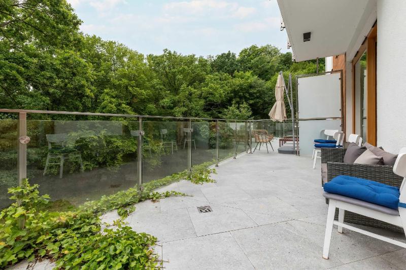Cosy Apartment Parking & Balcony Close to the Kępa Redłowska by Noclegi Renters - image 38