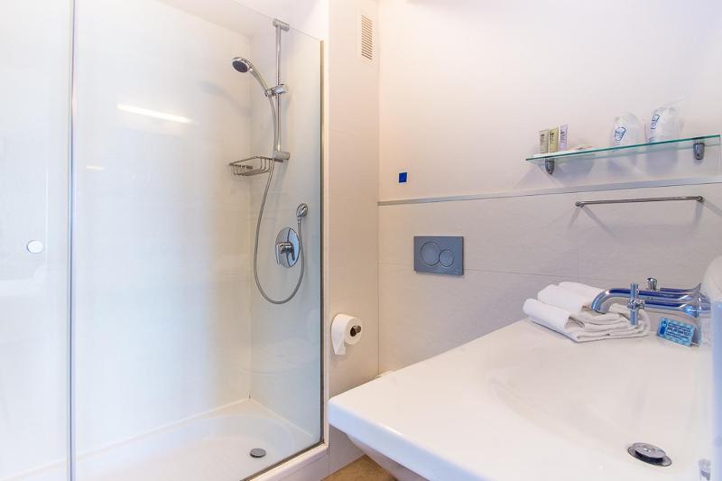Double or Twin Room with Partial Sea View image 1