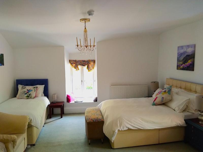 Family Room image 3