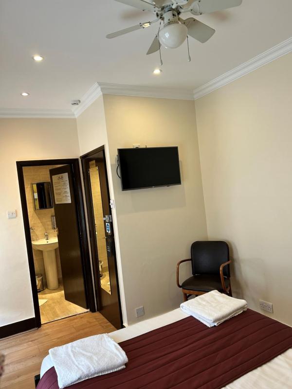 Classic Double Room image 3