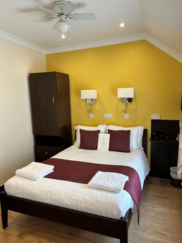 Classic Double Room image 4