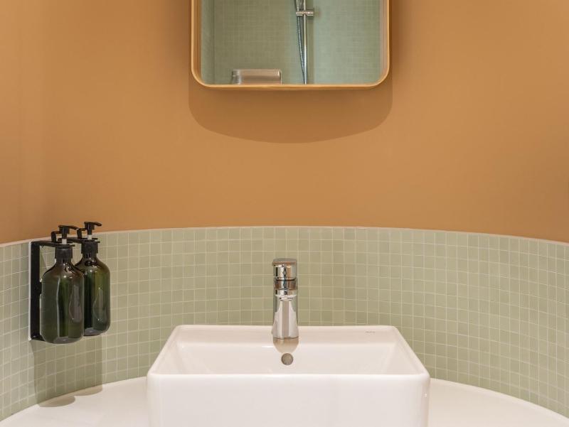 Large Studio with Kitchenette image 3