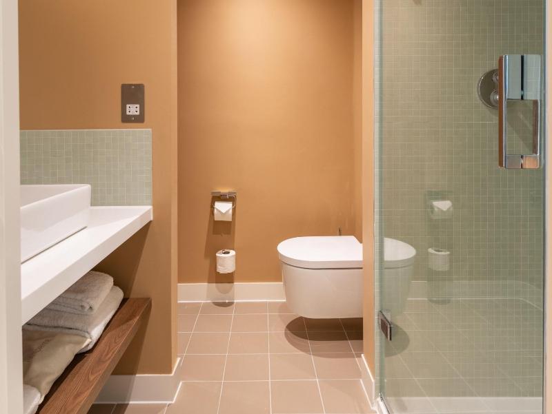 Large Studio with Kitchenette image 4