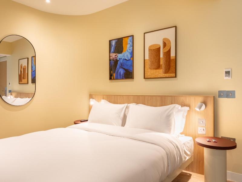 Medium Room - Accessible image 4