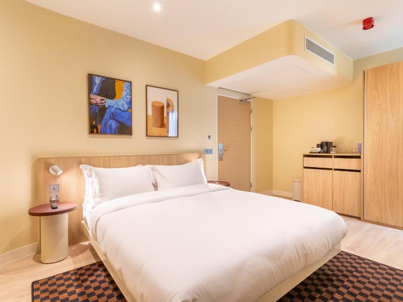 Medium Room - Accessible image 1