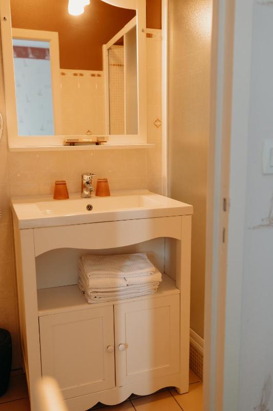 Standard Single Room with Street View image 2