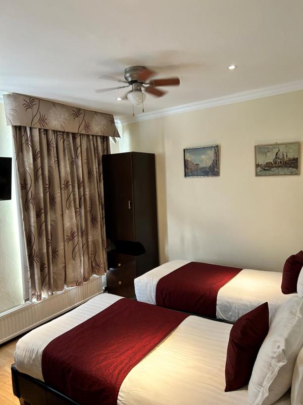 Classic Twin Room image 1