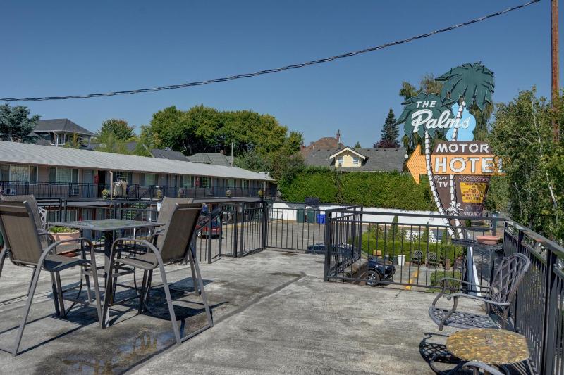 The Palms Motel - image 9