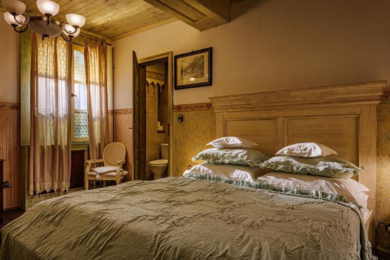 Double Room image 3