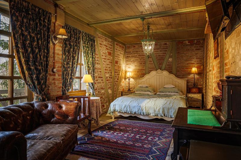 Deluxe Double Room with Balcony image 2