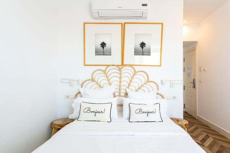 Double Room with Sea View image 1