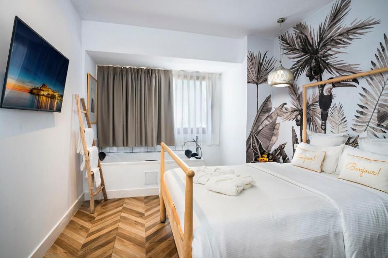 Deluxe Double Room image 1