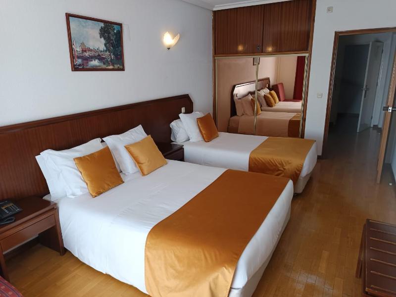 Double or Twin Room image 4