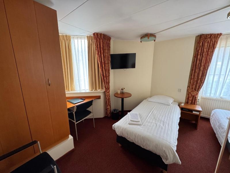 Budget Twin Room image 3