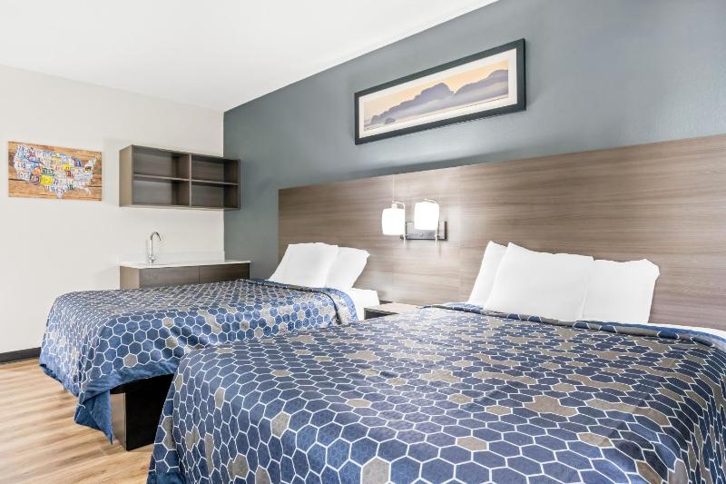 Quadruple Room with Two Queen Beds and Tub - Disability Access/Non Smoking image 4