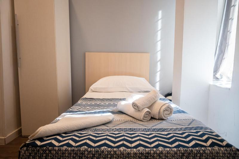 Single Room with Private Internal Bathroom image 2