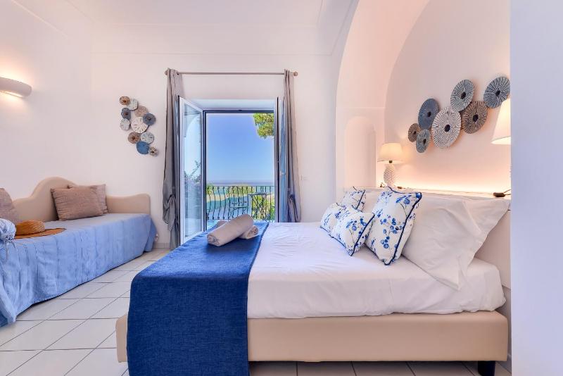 Superior Double or Twin Room with Sea View image 1