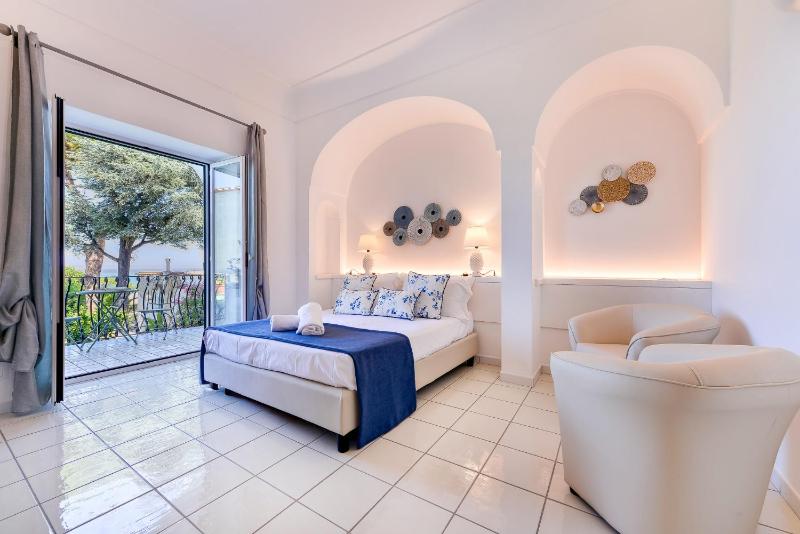 Superior Double or Twin Room with Sea View image 4