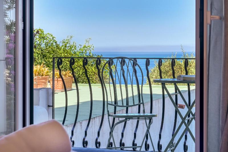 Superior Double or Twin Room with Sea View image 3