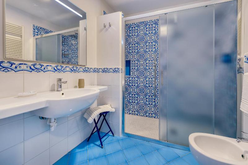 Superior Double or Twin Room with Sea View image 2