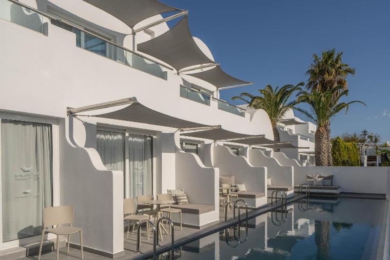 Junior Suite with Shared Swimming Pool image 1